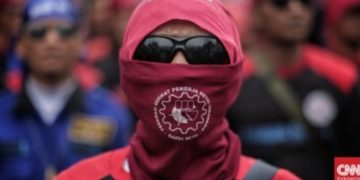 Demo Buruh di DPR Tuntut UU Ketenagakerjaan Baru dan Hapus Outsourcing