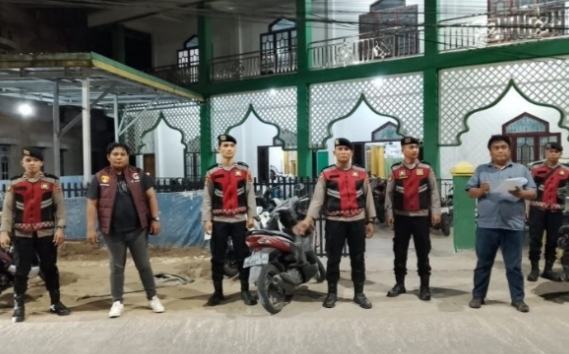 Hadir dengan Humanis, Polisi Jaga Kenyamanan Ibadah Ramadhan di Kuala Tungkal